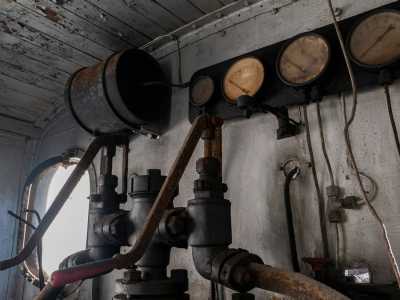 ...i segni della ruggine sono evidenti soprattutto sulle tubazioni in ferro, al di sotto di uno spesso strato di polvere